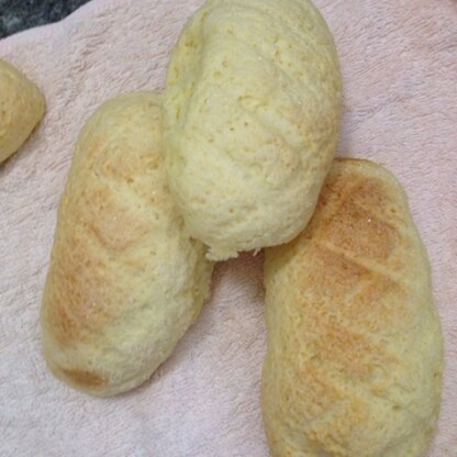 フワフワのパンのレシピを探してました。
バターが少ししかなかったので、中の白いパンの方だけ参考にさせてもらいました。次回は皮も参考にトライしますね。
